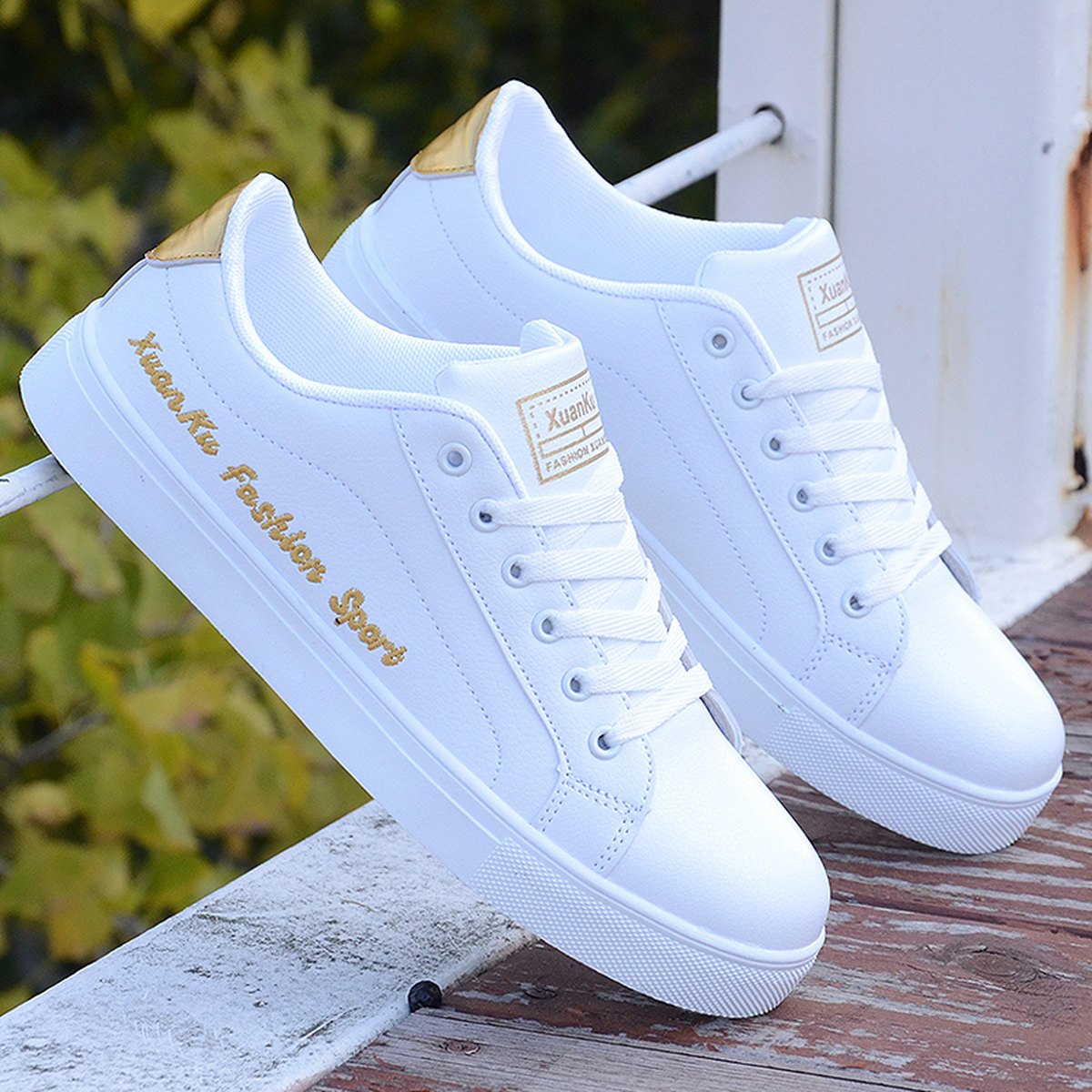Men's White Sports Shoes