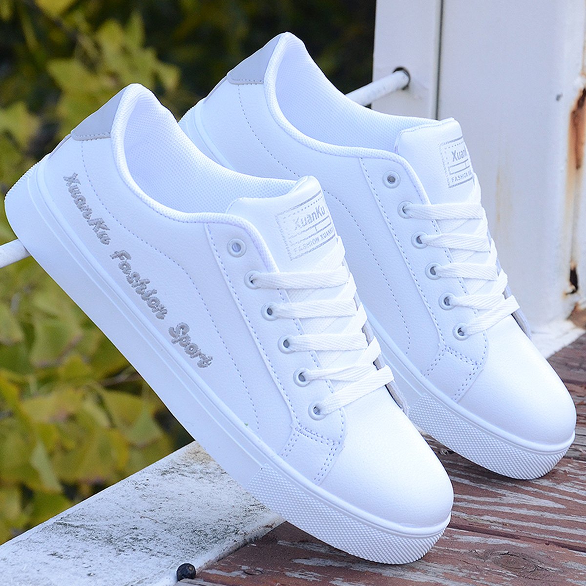 Men's White Sports Shoes