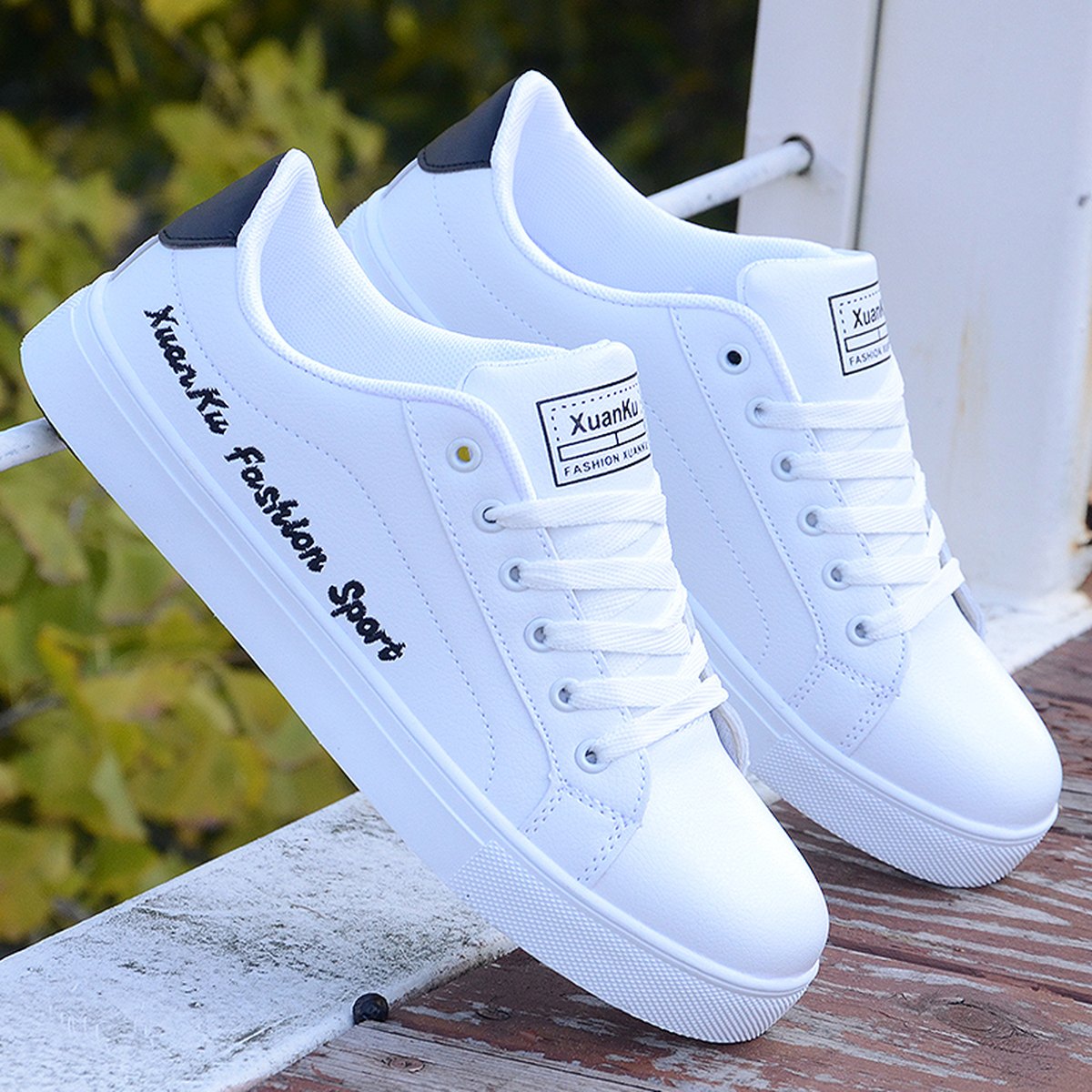 Men's White Sports Shoes