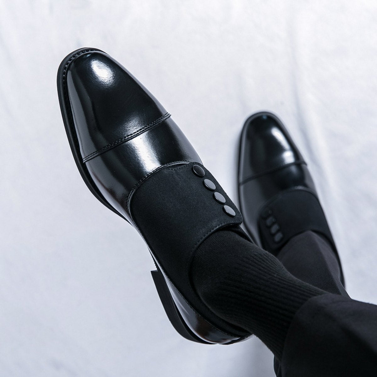 Men's Low Top Pointed Round Toe Button Leather